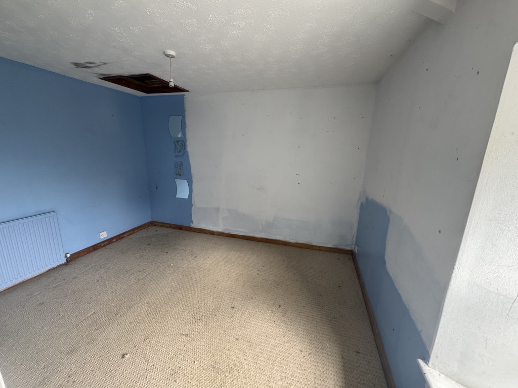 Lot: 94 - END-TERRACE COTTAGE FOR SIGNIFICANT IMPROVEMENT WITH COMMUNAL PARKING AREA - Bedroom two